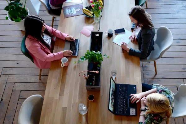 Essências Naturais Energizantes para Empreendedores em Ambientes de Coworking com Velas Aromáticas de Limão